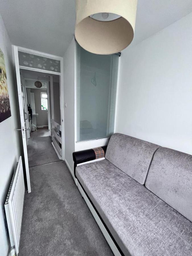 3 Bed House In Walsall, Perfect For Contractors & Leisure & Free Parking Exterior foto