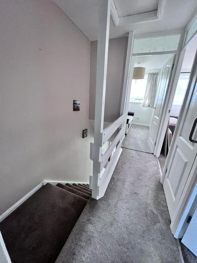3 Bed House In Walsall, Perfect For Contractors & Leisure & Free Parking Exterior foto