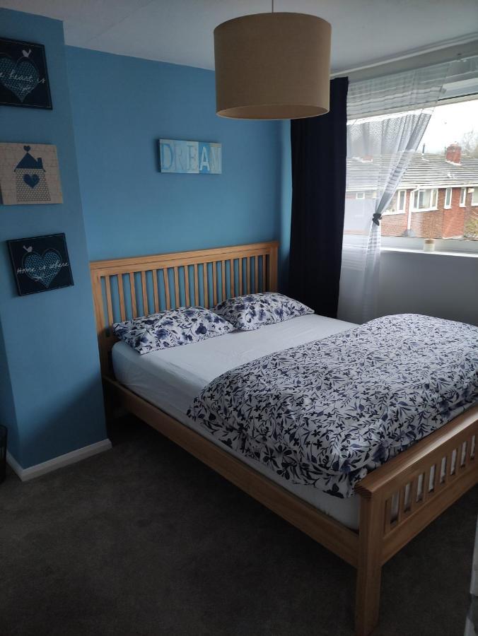 3 Bed House In Walsall, Perfect For Contractors & Leisure & Free Parking Exterior foto